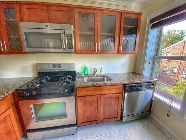 Building Photo - 204 6th St