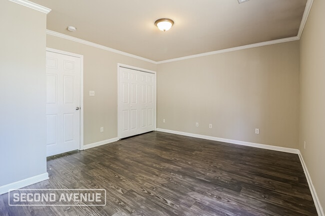 Building Photo - 203 Glenn Oak Dr