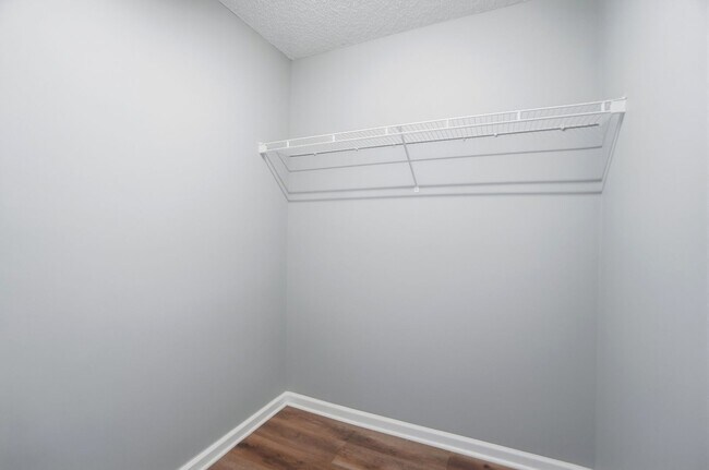 Building Photo - 2 Bedroom End Unit Townhome in University Heights!