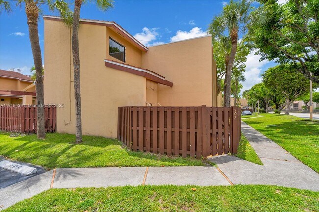 Building Photo - 341 W Park Dr