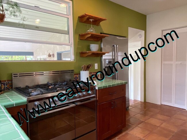 Building Photo - Three bed, Two Bath Home By UOP