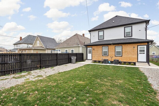 Building Photo - 42 S Holmes Ave