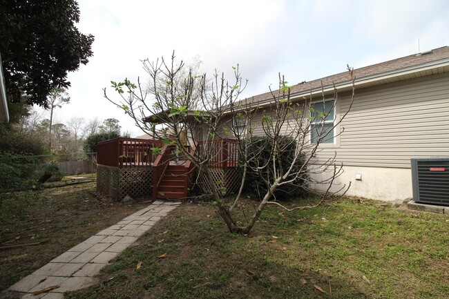 Building Photo - Cozy 2BR, 2BA Home with Fenced Backyard – ...