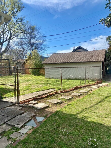 Building Photo - 626 10th Ave S