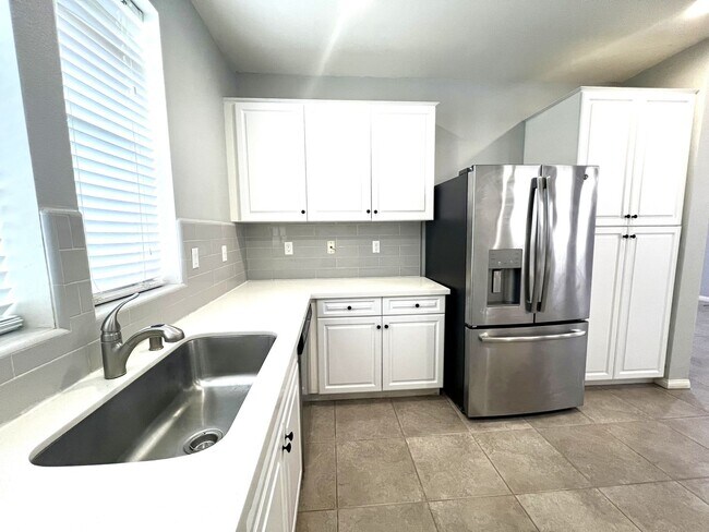 Building Photo - Modern Eastvale Home | 3 Bed | 2.5 Bath | 2-Car Garage | Pool & Gym | Solar Panels