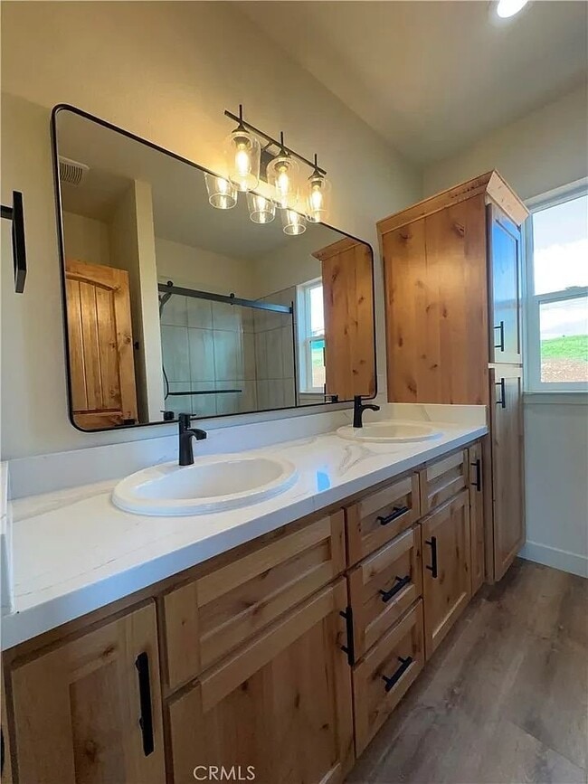 Building Photo - 5980 Crestmoor Dr