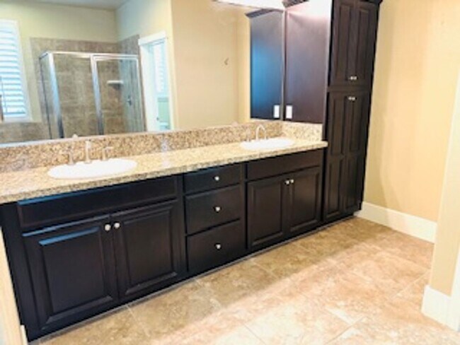 Building Photo - $2,695 Beautiful Barclay Square 4 Bed / Ha...