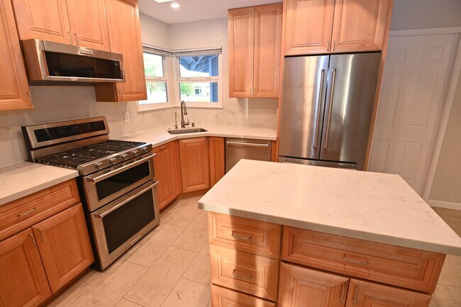 Building Photo - 5719 Lathrop Dr