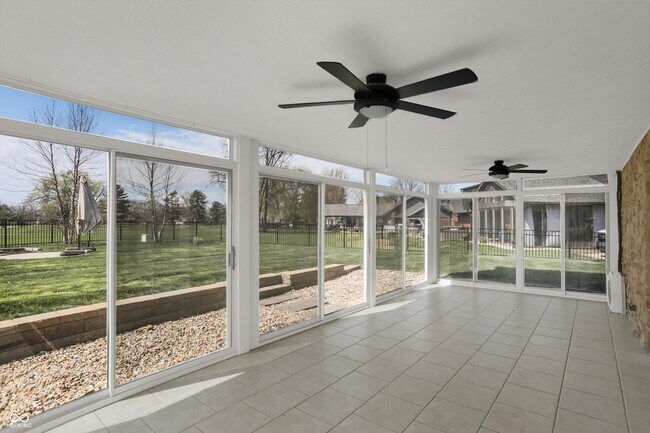 Building Photo - 3037 Golfview Dr