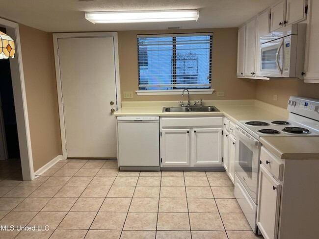 Building Photo - 139 Lakebend Cir