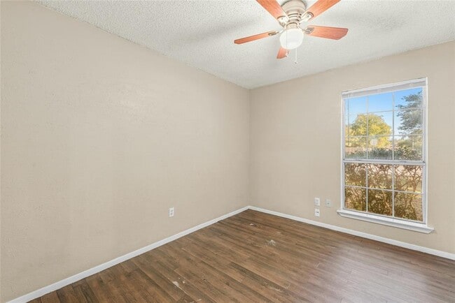 Building Photo - 609 Riverwood Dr