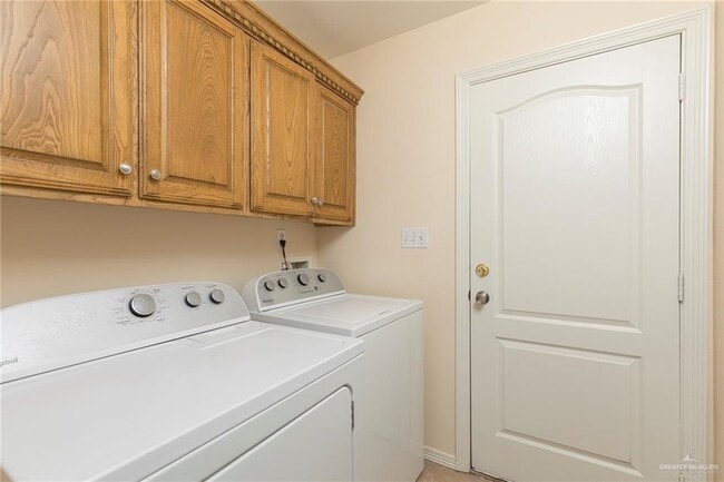 Building Photo - 417 E Cheyenne Ave