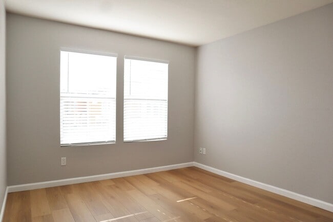 Building Photo - Beautifully Spacious 3-bedroom townhome in Fremont – Gated community!
