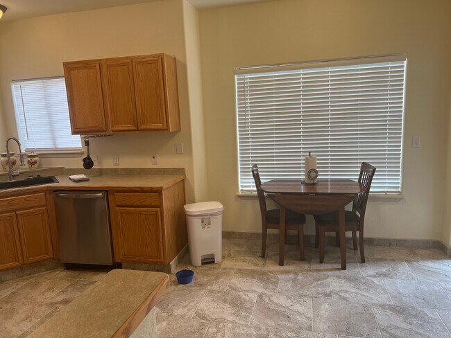 Building Photo - 2902 Quasar Dr