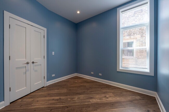Building Photo - 1254 N Hoyne Ave
