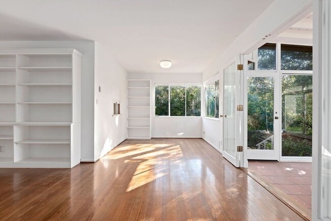 Building Photo - Located in the MUS - Unfurnished Serene El Bosque Home Available November