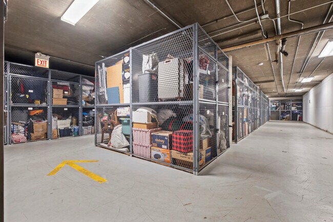 Building Photo - 4343 N Clarendon Ave