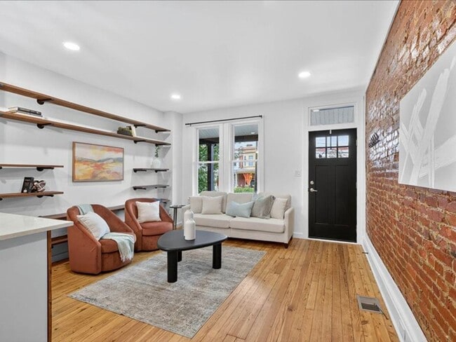 Building Photo - Gorgeous 4 Bedroom 2.5 Bathroom Available in Lancaster City