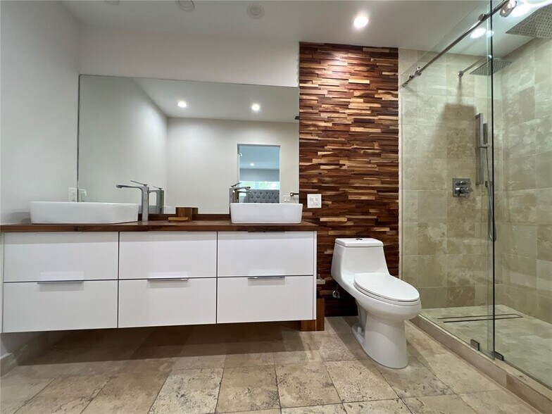 Building Photo - 1405 N 46th Ave