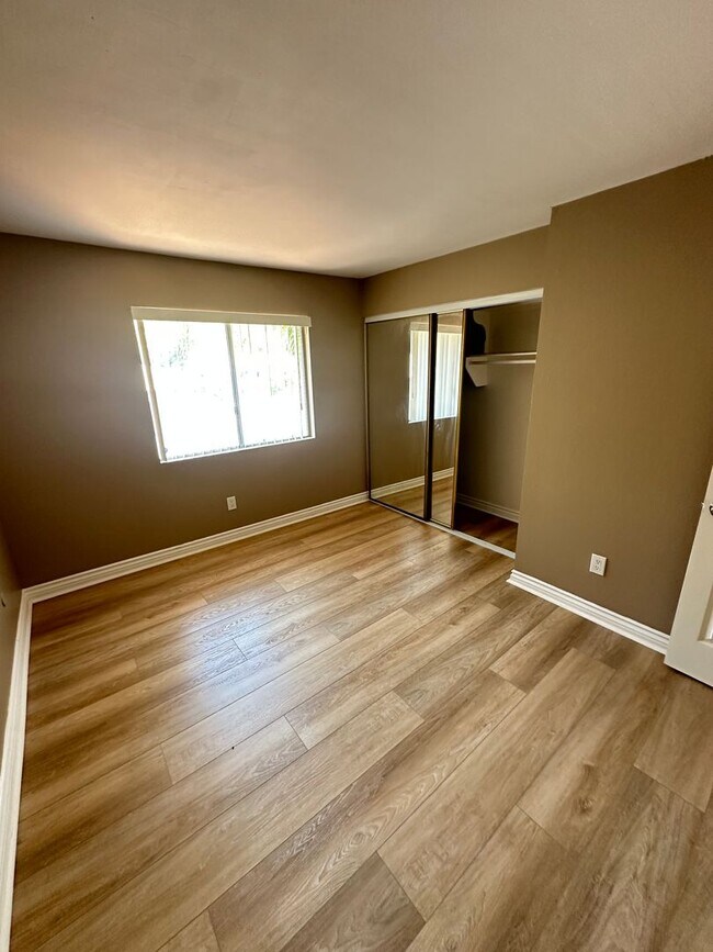 Building Photo - Beautiful 2BR/1BA two story condominium of...