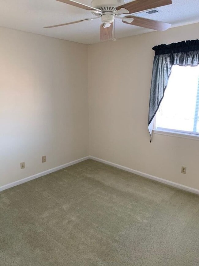 Building Photo - 2 bedroom 2 bath condo. Second Floor $1350/month