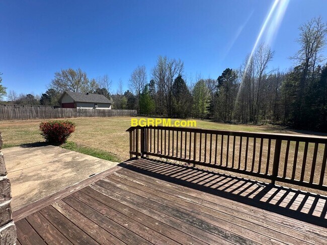 Building Photo - 3 Bed 2 Bath