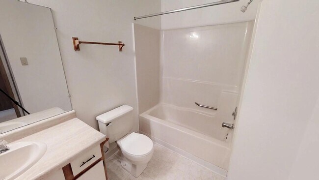 Building Photo - RENT SPECIAL - Lower 2 Bedroom 2 Bathroom Apartment Available