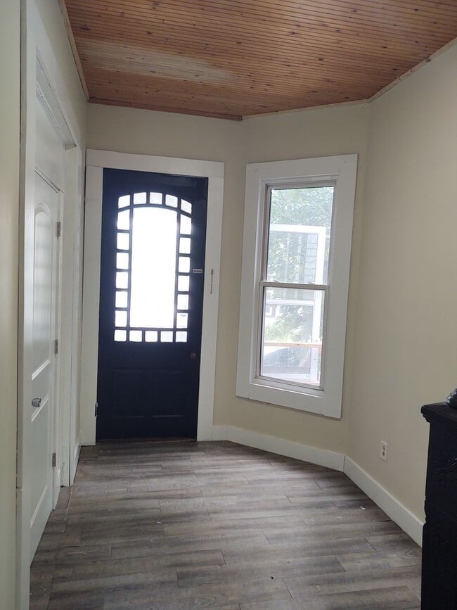 Building Photo - Very Large 4 Bedroom 2 Bath House