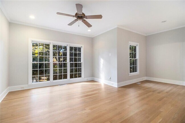 Building Photo - 960 Landmark Dr NE