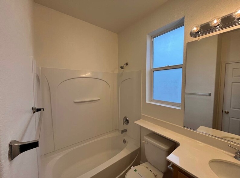 Building Photo - 302 Unity Cir