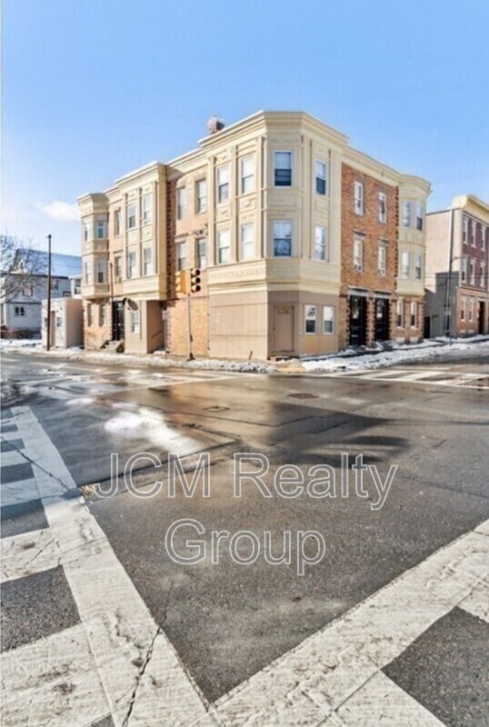 Building Photo - 21 Henry St