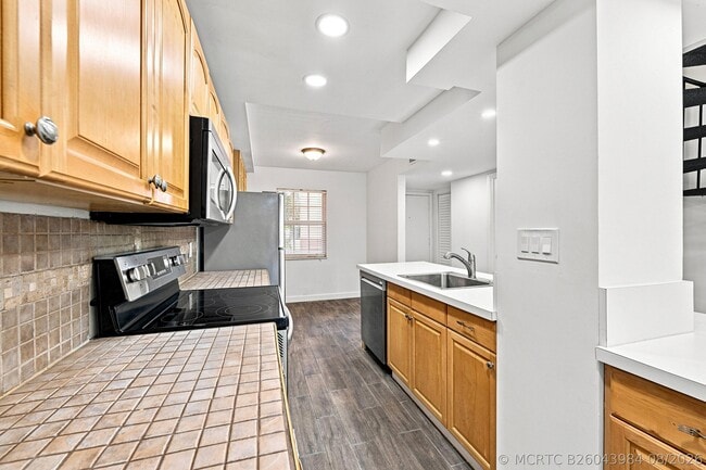 Building Photo - 640 Tennis Club Dr