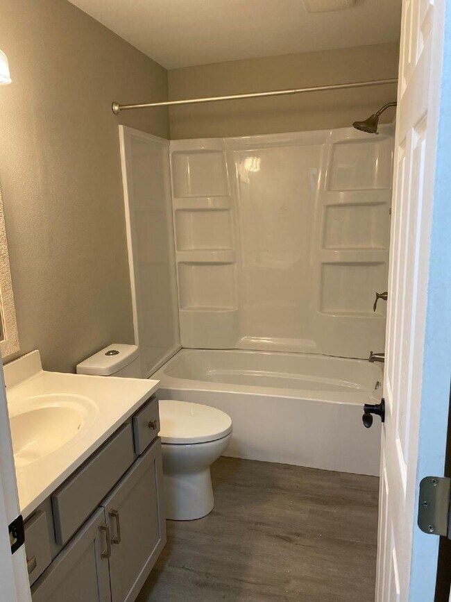 Building Photo - Newly Remodeled 2-Bedroom Apartment in Ore...