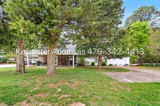 Building Photo - Charming 1 Bedroom Cottage-Style Home with Spacious Yard