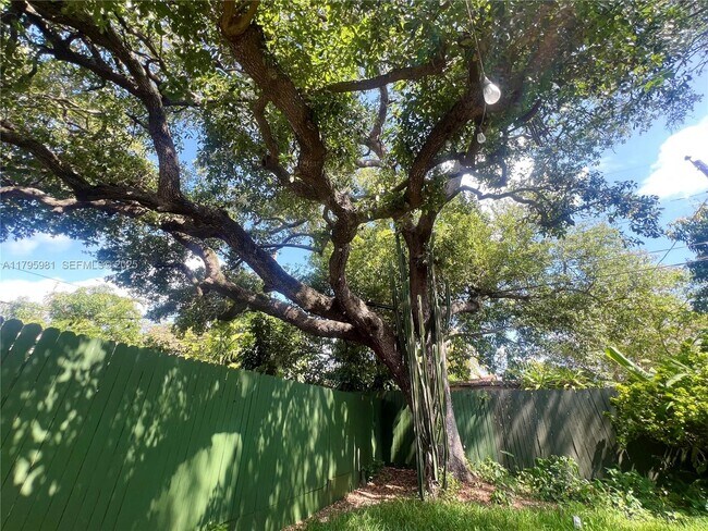 Building Photo - 315 NE 110th St