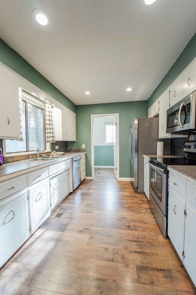 Building Photo - Spacious 3 Bedroom, 3 Bath Two story home!!