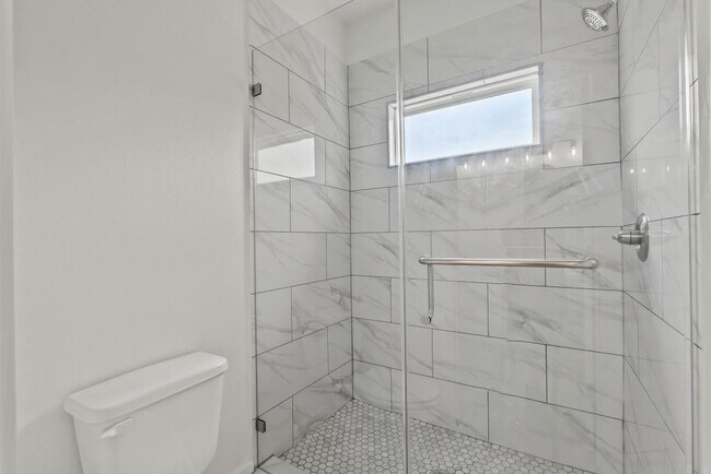 Building Photo - 512 2nd St