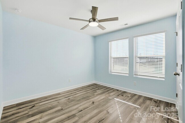 Building Photo - 3909 Woodland View Dr