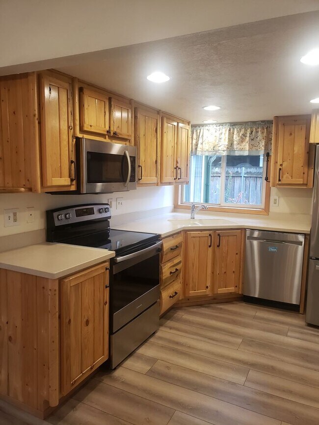 Building Photo - Adorable One-Level House with Huge Backyard in Vancouver!