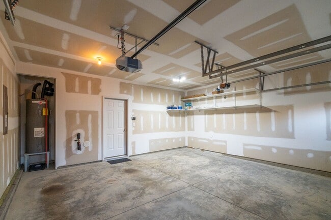 Building Photo - Spacious 4 Bedroom, 3.5 Bath Home for Rent in Pineville!