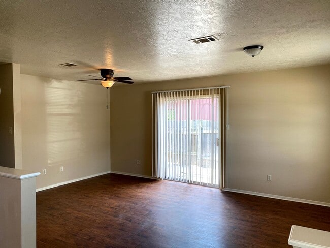 Building Photo - 2/1 Duplex Available 7/29/2026!