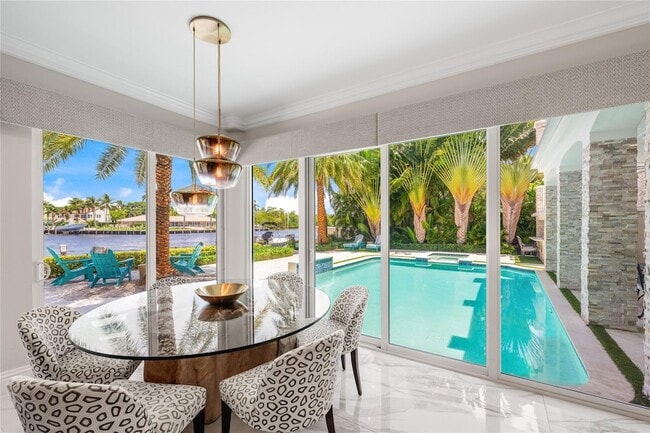 Building Photo - 2307 N Riverside Dr