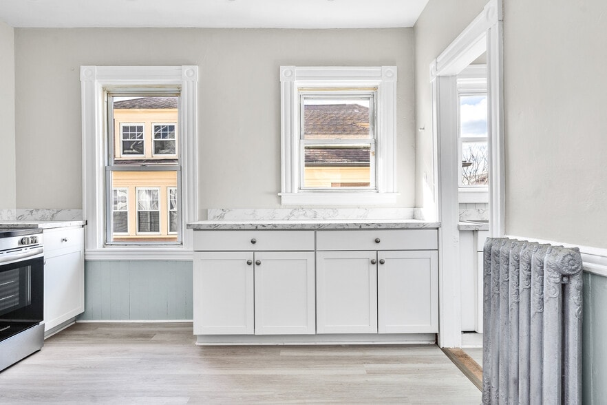 Kitchen - 171 Norwood Ave