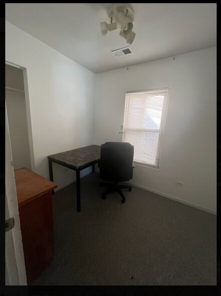 Building Photo - 821 N Hermitage Ave