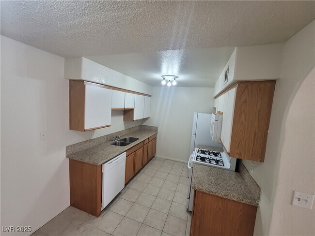 Building Photo - 1608 N Torrey Pines Dr