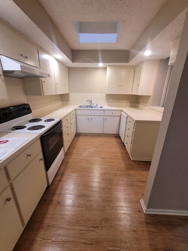 Building Photo - 2 bed 2 bath townhome with 1 car garage