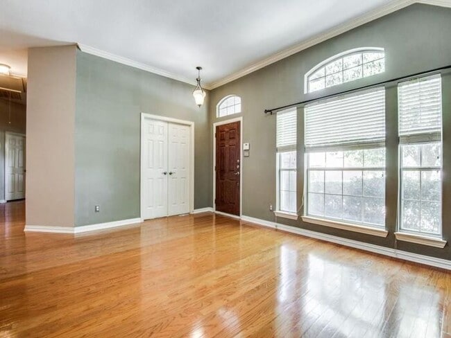 Building Photo - Gorgeous 1.5 story home with media equipment