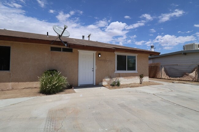 Building Photo - 426 W Moyer Ave