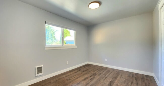 Building Photo - 3 Bedroom Home in North Marysville - $500 ...