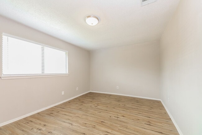 Building Photo - 2325 Woodhollow Ave
